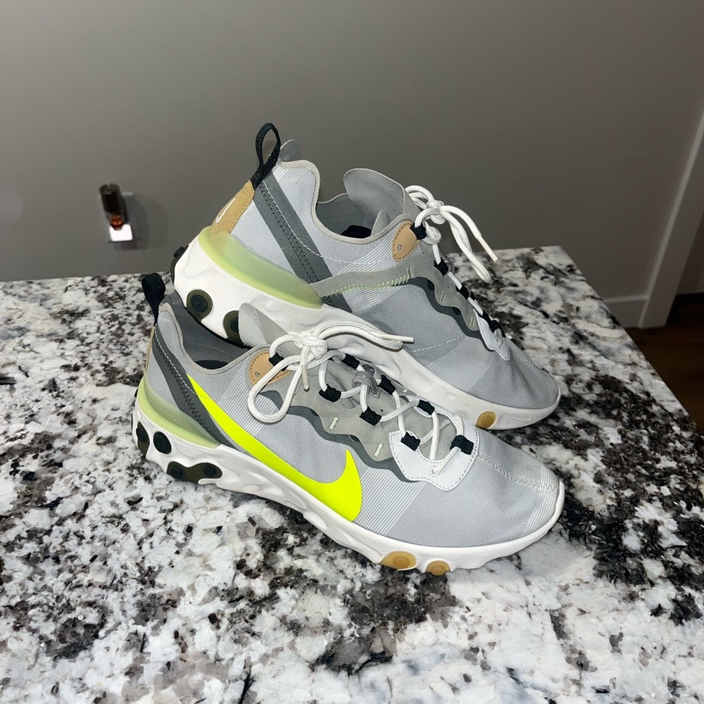 NIKE Sneakers